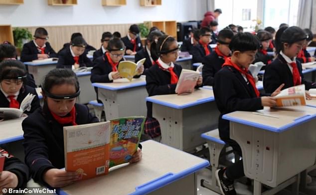 Criança utilizando tiara de neuromodulação para aumentar o foco na educação escolar