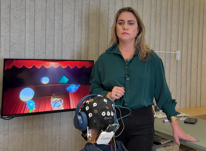 Sessão de neurofeedback para ansiedade com eletrodos e monitoramento de ondas cerebrais em tempo real